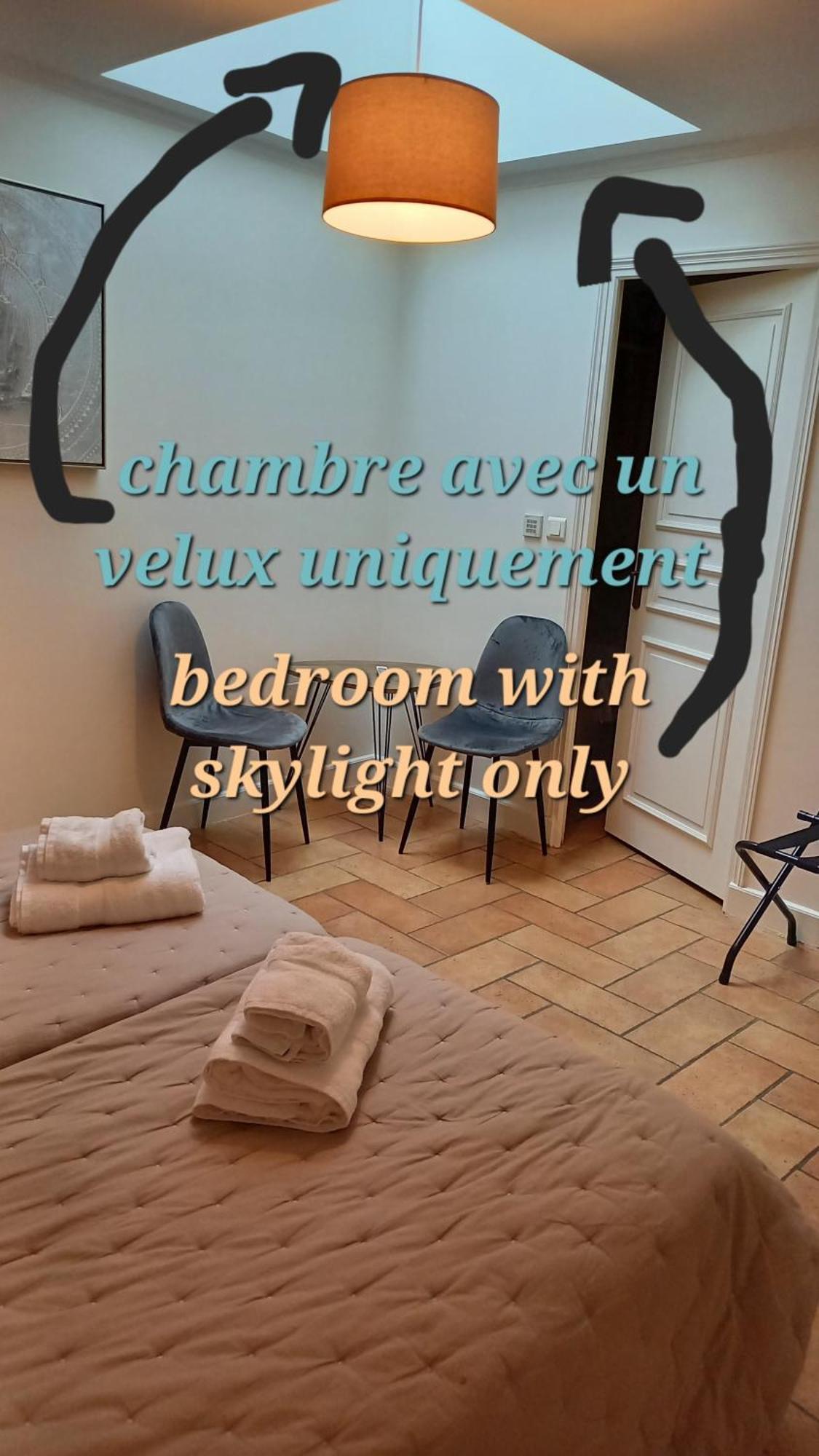 Hotel De La Halle Nolay  Room photo